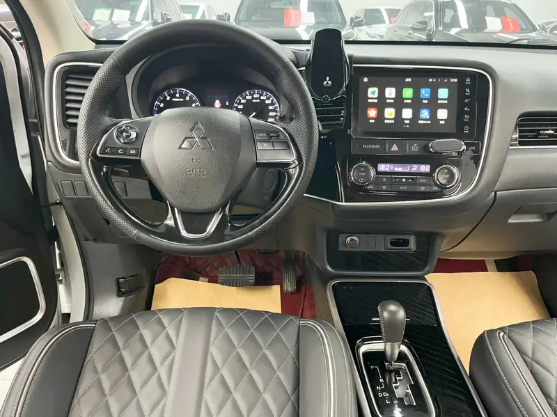 Mitsubishi Outlander — фото 12