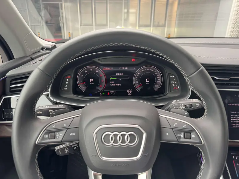 Audi Q7 55 TFSI quattro S line спорт — фото 7
