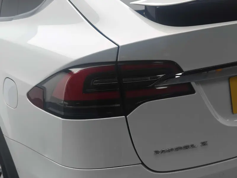 Tesla Model X 75 D — фото 10
