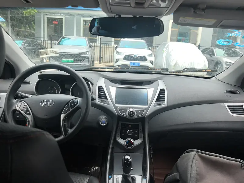 Hyundai Elantra — фото 10