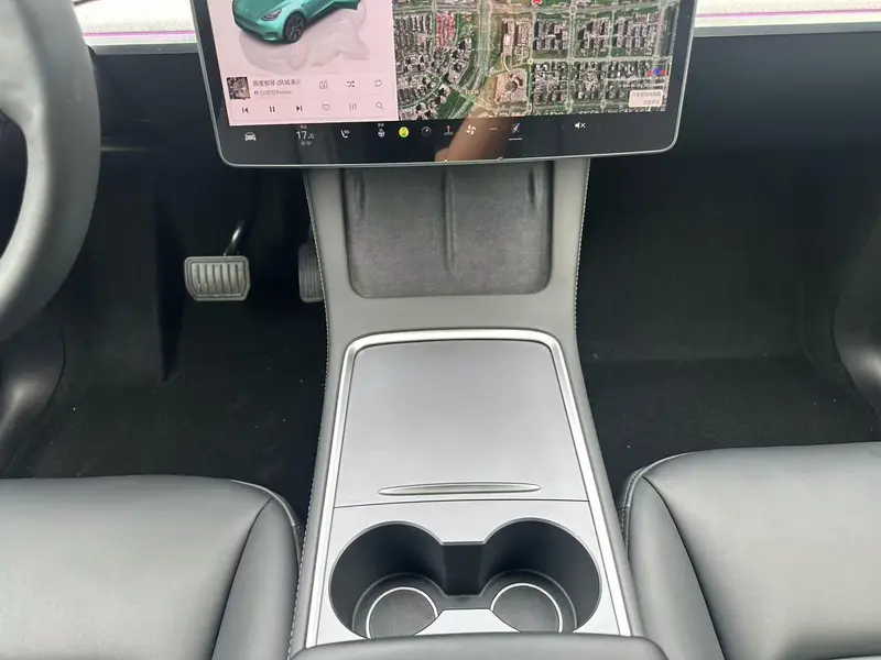 Tesla Model Y — фото 11